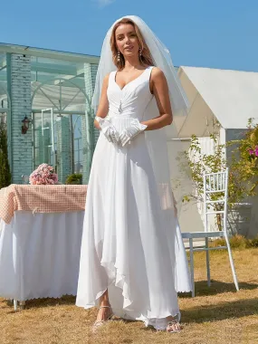 Robe de mariée simple en mousseline avec décolleté en V et ourlet asymétrique